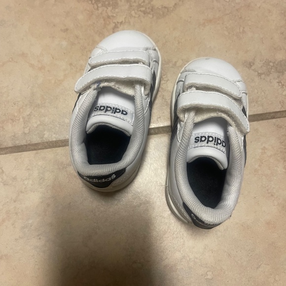 Sneaker - Picture 2 of 3